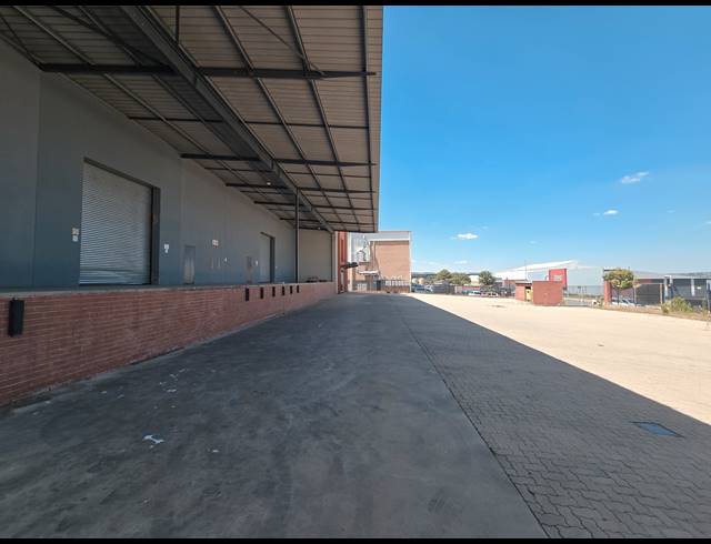 3,234M² WAREHOUSE FOR SALE IN COSMO BUSINESS PARK